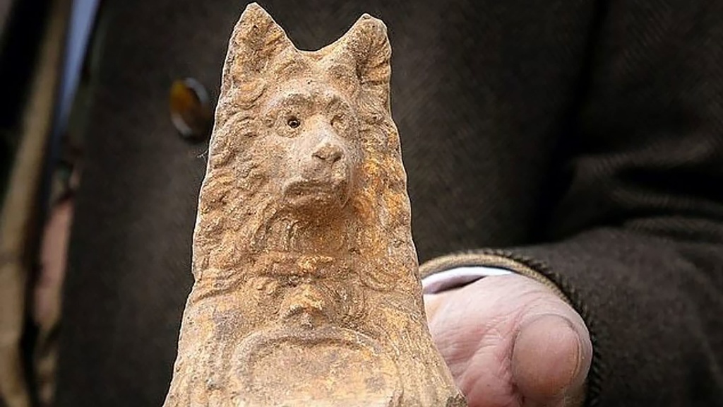 Roman dog statue