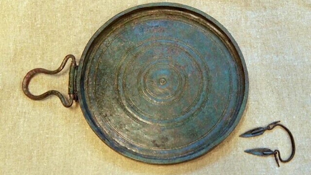 Rare bronze mirror