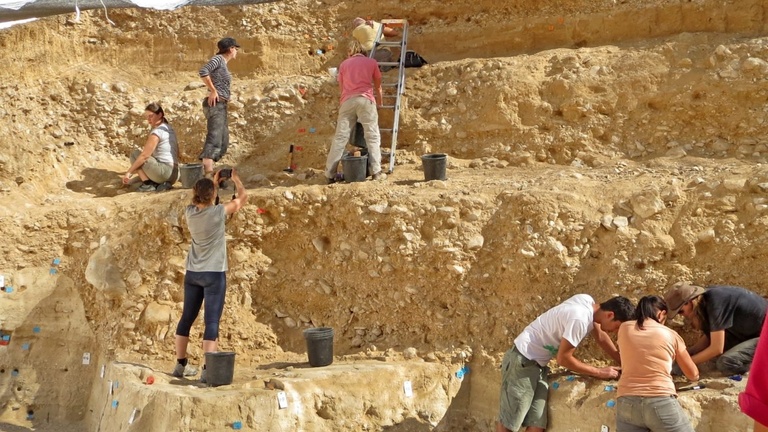 Boker Tachtit dig Neanderthal and humans