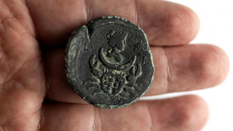 Roman era coin with Luna and Cancer Zodiac sign